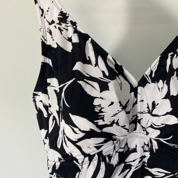 Croft & Barrow One Piece, The Tummy Control Swimsuit Size 20 - Picture 4 of 13